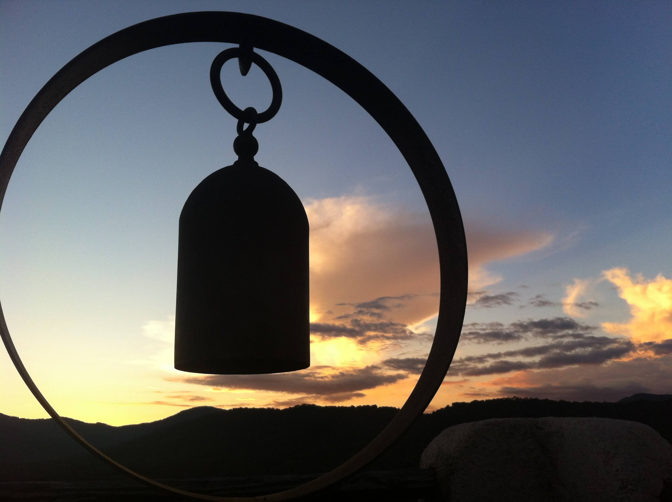 Cloche au coucher de soleil